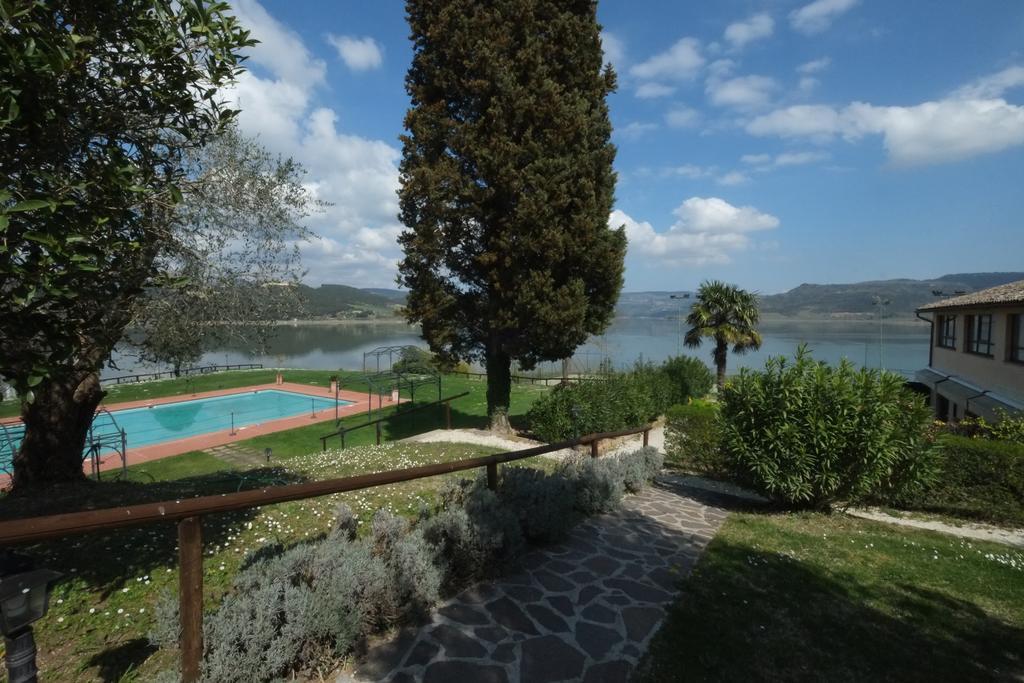 Hotel La Penisola Baschi Exterior foto