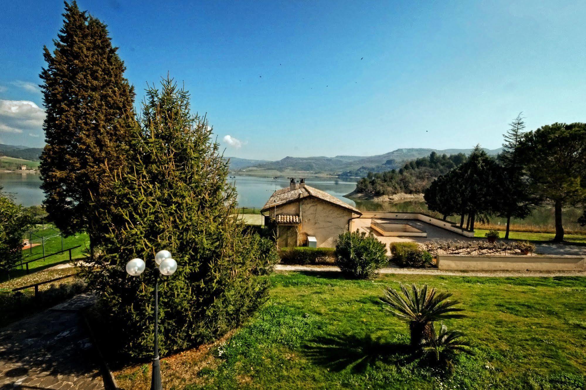 Hotel La Penisola Baschi Exterior foto